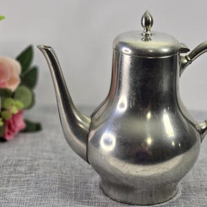 Cafetera de peltre vintage, tetera/servidor de metal holandés de mediados de siglo, decoración de cocina estilo granja retro, jarra con tapa abatible