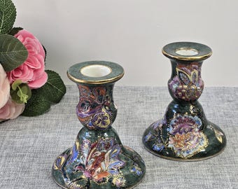 Exclusivo juego vintage de candelabros cónicos de cloisonné con diseño floral verde y detalles dorados.