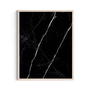 Puede incluir: Una impresión enmarcada de un patrón de mármol blanco y negro. El mármol tiene un fondo negro oscuro con vetas blancas.