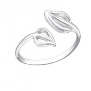 Op de afbeelding: Een zilverkleurige ring met een bladvormgeving. De ring heeft twee bladvormige elementen die om de vinger wikkelen. De bladeren hebben gedetailleerde nerven en de ring staat tegen een witte achtergrond.