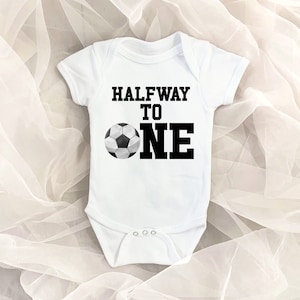 Halverwege aan Één Halve Verjaardag van het Voetbal Baby Body | 1/2 Verjaardag 6 Maand Milestone Baby One-Piece