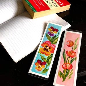 Regalo per gli amanti dei libri - Bestie Tiny Art - Piccolo regalo dipinto a mano per le donne.