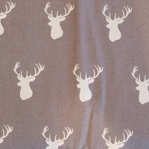 Têtes de cerf sur tissu de coton gris, tissu matelassé en coton, 100% coton par la 1/2 verge