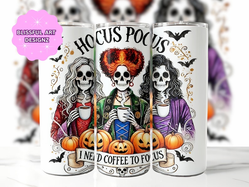 K&ouml;nnte beinhalten: Ein wei&szlig;er zylindrischer Becher mit drei Skelettfiguren mit langem Haar, die jeweils eine wei&szlig;e Kaffeetasse halten. Das Design zeigt orangefarbene K&uuml;rbisse, schwarze Flederm&auml;use sowie den Schriftzug HOCUS POCUS und I NEED COFFEE TO FOCUS.