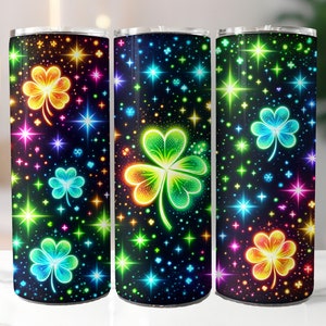 Könnte beinhalten: Drei Edelstahlbecher mit schwarzem Hintergrund und einem farbenfrohen Design aus vierblättrigen Kleeblättern und Sternen. Die Kleeblätter und Sterne sind in Neonfarben umrandet.