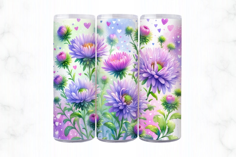 Op de afbeelding: Drie 20 oz. roestvrijstalen bekers met een bloemenmotief. De bekers hebben een aquarel achtergrond met paarse en roze bloemen en harten.