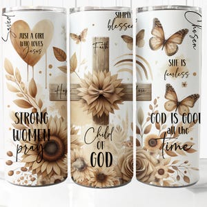 Puede incluir: Tres vasos de acero inoxidable con citas inspiradoras y diseños florales. Los vasos presentan citas como "Salvado", "Simplemente bendecido" y "Elegido". Los diseños incluyen girasoles, mariposas e imágenes de cruces.
