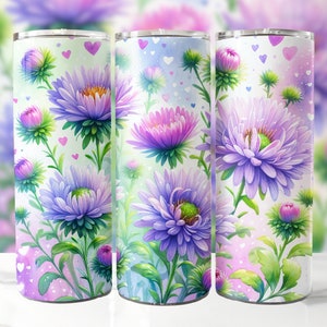Op de afbeelding: Drie roestvrijstalen bekers met een bloemenmotief. De bekers hebben een aquarel-achtig ontwerp met paarse en roze bloemen met groene bladeren en witte hartjes op een witte achtergrond.