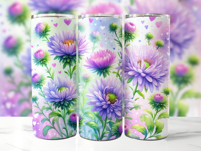 Op de afbeelding: Drie roestvrijstalen bekers met een bloemenmotief. De bekers hebben een aquarel-achtig ontwerp met paarse en roze bloemen met groene bladeren en witte hartjes op een witte achtergrond.