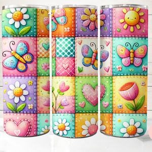 Pode incluir: Um copo colorido com um design de patchwork que apresenta borboletas, flores e corações. O copo tem um fundo branco com acentos rosa, azul, verde, amarelo e laranja.