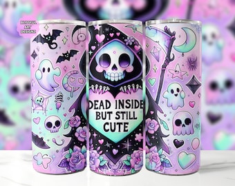 Könnte beinhalten: Ein Edelstahlbecher mit einem rosa, lila und grünen Design, das einen Cartoon-Sensenmann mit einem Herzen zeigt, auf dem "Dead Inside But Still Cute" steht. Das Design enthält auch Geister, Sterne, Herzen und Blumen.