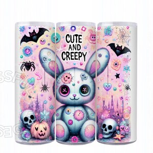 Puede incluir: Un conejito de peluche blanco cosido con orejas rosas y ojos grandes se sienta sobre un fondo rosa con una variedad de im&aacute;genes de tem&aacute;tica de Halloween, incluyendo murci&eacute;lagos, ara&ntilde;as, calaveras y dulces. El texto "Cute and Creepy" est&aacute; escrito en letras negras sobre el conejito.