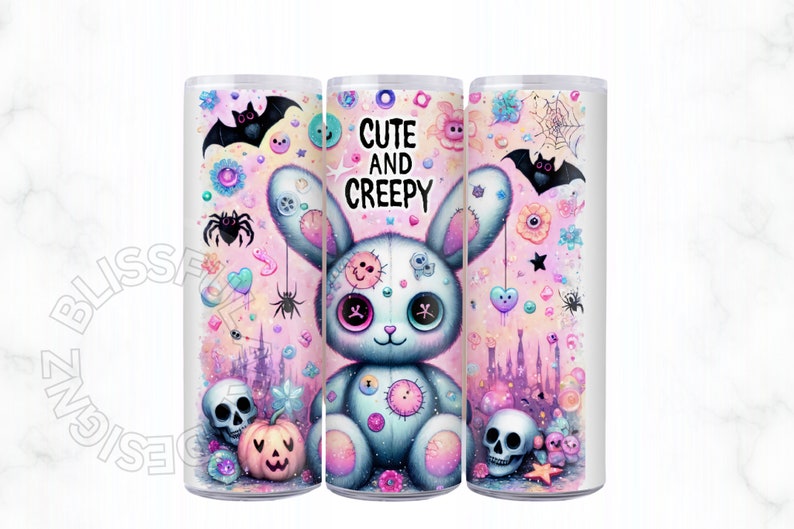 Puede incluir: Un conejito de peluche blanco cosido con orejas rosas y ojos grandes se sienta sobre un fondo rosa con una variedad de im&aacute;genes de tem&aacute;tica de Halloween, incluyendo murci&eacute;lagos, ara&ntilde;as, calaveras y dulces. El texto "Cute and Creepy" est&aacute; escrito en letras negras sobre el conejito.