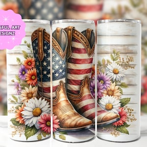 Op de afbeelding: Twee bruine cowboylaarzen met rood-wit-blauwe Amerikaanse vlagontwerpen. De laarzen worden omringd door een boeket kleurrijke bloemen op een witte achtergrond met een houtnerfpatroon.