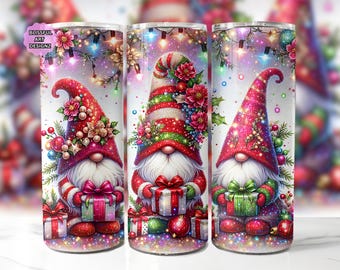 Könnte beinhalten: Drei zylindrische Trinkbecher mit einem weihnachtlichen Wichtel-Design, roten und grünen Glitzerhüten, weißen Bärten und Geschenkboxen. Der Hintergrund zeigt Lichterketten, Weihnachtssterne und Kugeln. Text: Blissful Art Designz.