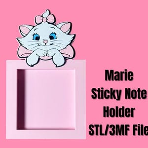 Op de afbeelding: Een roze sticky note houder met een wit kattenpersonage met een roze strik. De kat zit boven een vierkant frame. Tekst rechts: "Marie Sticky Note Holder STL/3MF File."