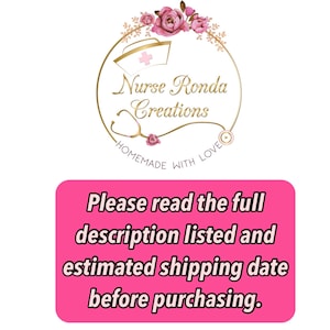 K&ouml;nnte beinhalten: Ein rosa-goldenes Logo mit einem Stethoskop, einer Krankenschwesterm&uuml;tze und Blumen. Der Text lautet "Nurse Ronda Creations" und "Homemade with Love".