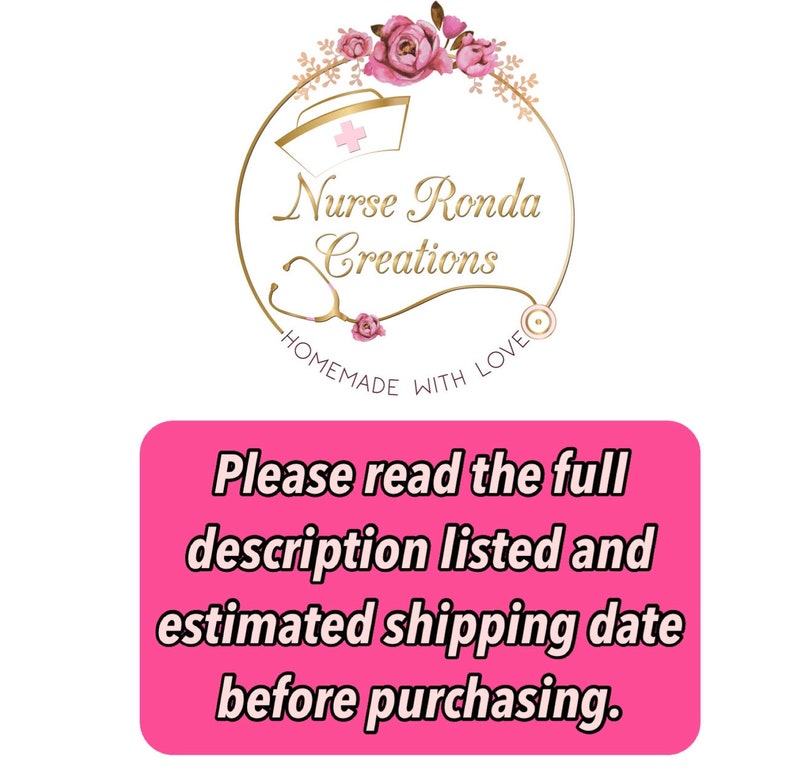 K&ouml;nnte beinhalten: Ein rosa-goldenes Logo mit einem Stethoskop, einer Krankenschwesterm&uuml;tze und Blumen. Der Text lautet "Nurse Ronda Creations" und "Homemade with Love".
