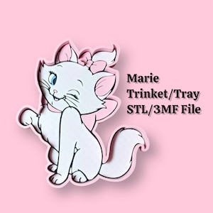 Może przedstawiać: Biały kreskówkowy kot z różową kokardą i obrożą, mrugający, na różowym tle. Kot to render 3D Marie z filmu Aristocats. Tekst: "Marie Trinket/Tray STL/3MF File."