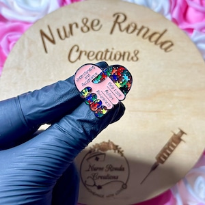 Könnte beinhalten: Eine rosafarbene herzförmige Emaille-Anstecknadel mit einem Puzzle-Motiv. Die Anstecknadel trägt die Aufschrift "Help raise Autism Awareness" und "Understanding and Acceptance".