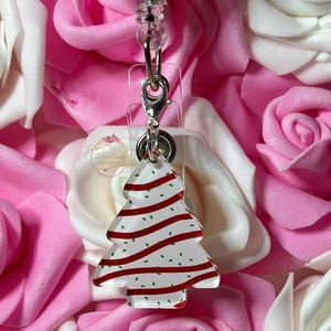Charm de árbol de Navidad, Charm de insignia, Charm de porta credencial, Amigo de insignia, Charms de carrete de credencial, Charm de Navidad