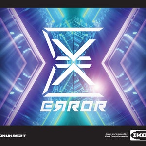 以下が含まれることがあります： 白いスタイリッシュなロゴの下に白い文字で「ERROR」という単語があります。ロゴは青と紫のデジタルパターンの背景に設定されています。