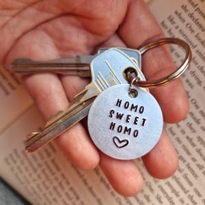 Homo Sweet Homo, Presente Queer Engraçado, Presente de Boas-Vindas, Tendências Lésbicas, Chaveiro Personalizado, Acessórios LGBTQ, Presente Lésbico, VENDA RELÂMPAGO