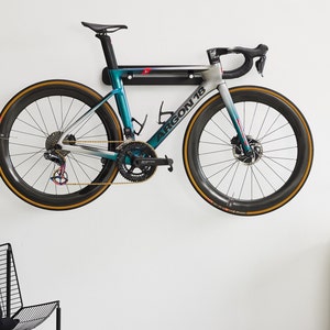 Wall-mounted bike rack / road bike holder (METAL) - by Bonnes intentions.