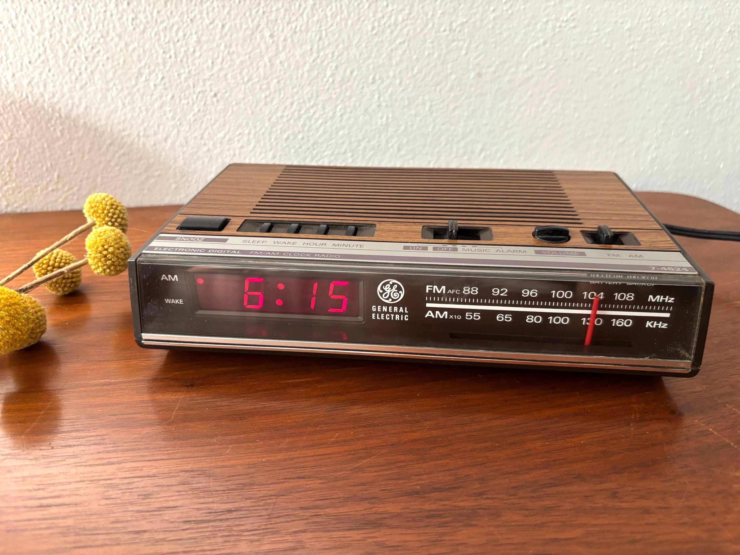 Vintage 1977 General Electric Digital FM/AM Clock Radio Alarm
