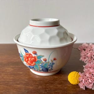 Vintage Noritake Versatone Orient Akaye Porcelain Miso Soup Rice Bowl with Lid | Red Peony Floral Sometsuke Kitchen Dining | Made in Japan