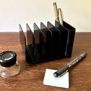 Vintage Eldon Schwarzer Kunststoff Brief Stift Schreibtisch Organizer | Bürotisch Schreibwaren | Modernes Space Age Retro Design | Bleistift-Briefhalter