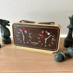 Zegar szachowy Sutton Coldfield z lat 80. XX wieku | Zegar do gry w backgammon | B.H. Wood | Anglia | MCM Space Age Analog Mantelpiece Home Decor