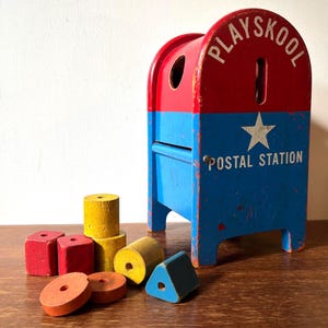 Vintage Playskool Holzspielzeug Briefkasten-Poststation mit gemalten Blöcken | Formsortierer | Post Dekor | Kinderzimmer | Farbe Aufbewahrungsbox
