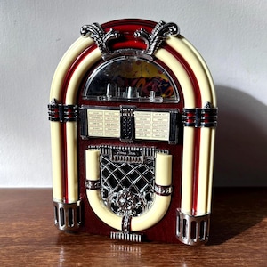 Vintage Mini Juke Box Lighted AM/FM Radio | Back To The Oldies Collectible | Battery Powered | Retro Fun Music Player Wood Box Tech Speaker