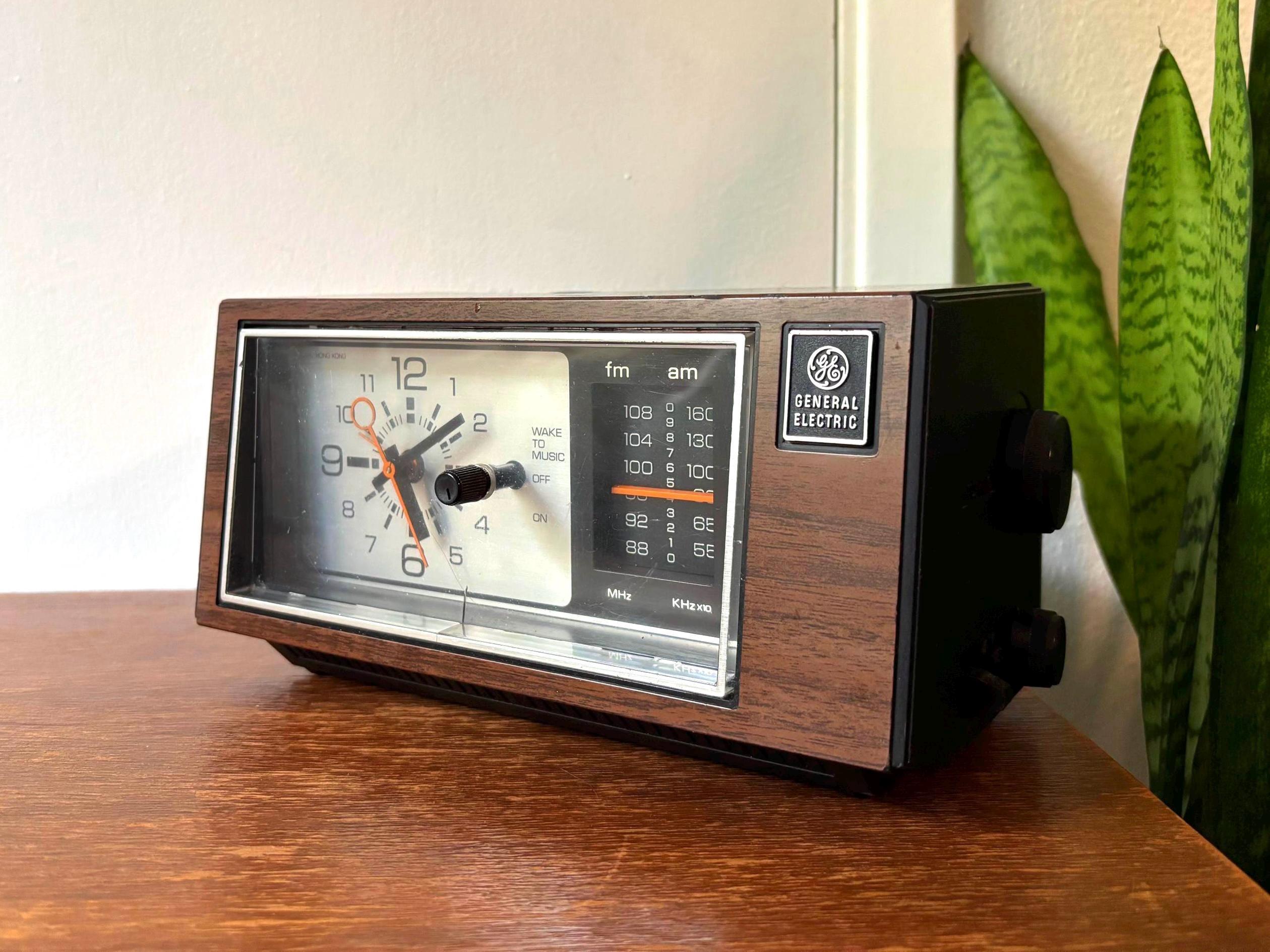 Vintage 1984 General Electric GE Clock Radio Alarm | Model 7-4550D