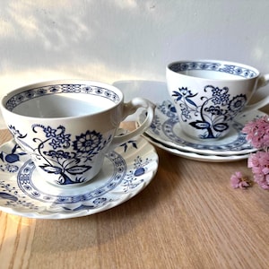 Vintage J&G Meakin England Classic Blue White 2 Cups and 3 Saucers | Blue Onion Garden Pattern | MCM Nordic Design Tea Coffee | Set of 5