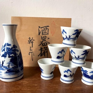 ヴィンテージ 日本製 青白磁 酒器 木箱セット | 美濃焼 徳利 おちょこ | 水風景 | 日本製 | カップ 6 個と注ぎ口ボトル 1 個