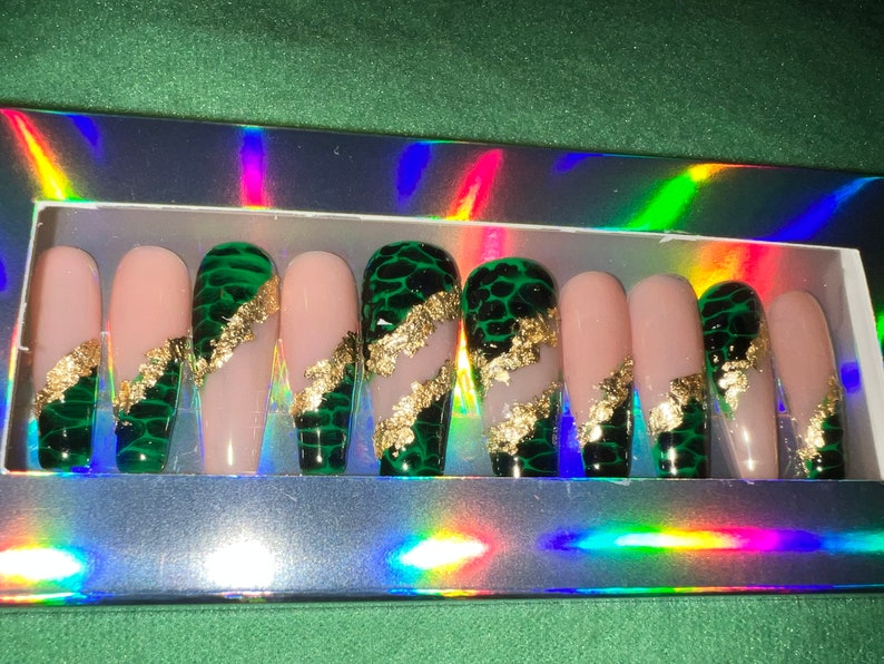 Green & gold press on nail set image 2