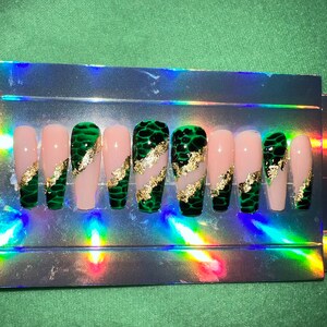 Green & gold press on nail set image 1