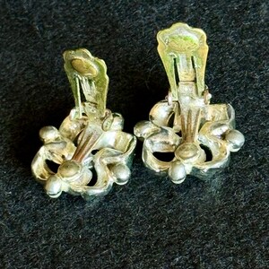 Boucles d'oreilles clip argentées et strass bleus image 3