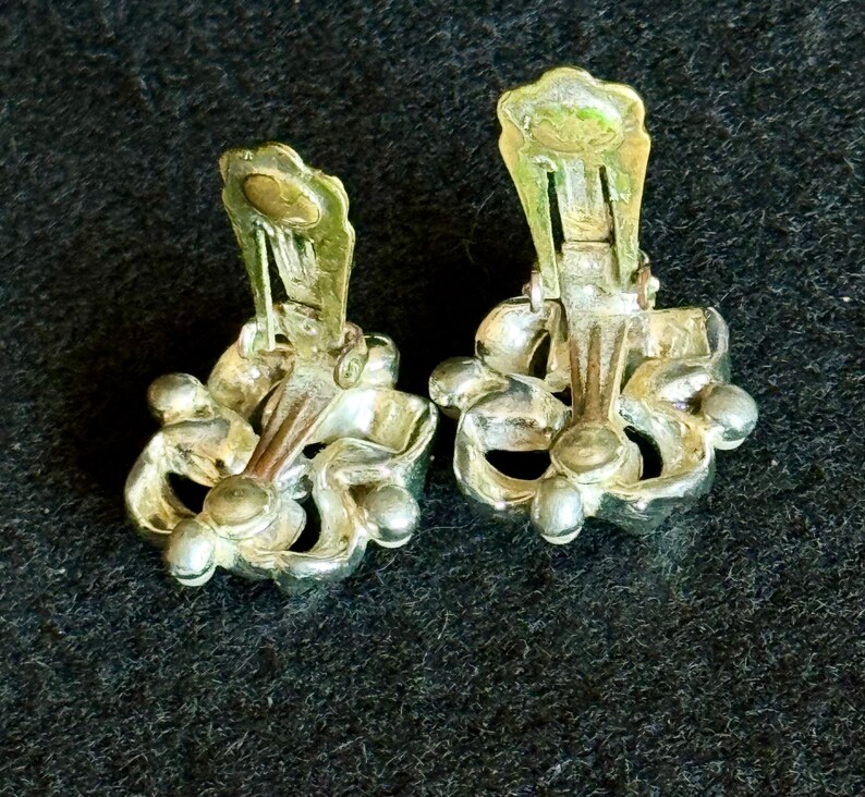 Boucles d'oreilles clip argentées et strass bleus image 3