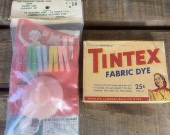 Lotto vintage composto da un kit da viaggio per il bucato degli anni '50 e una scatola di tintura per tessuti Tintex degli anni '40, colore azzurro chiaro.
