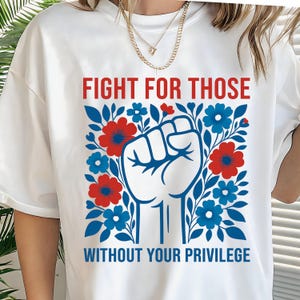 Lute por aqueles sem seu privilégio PNG, Protesto de punho vermelho, branco e azul PNG, Sem reis, anti-opressão, PNG digital, Ativista social floral