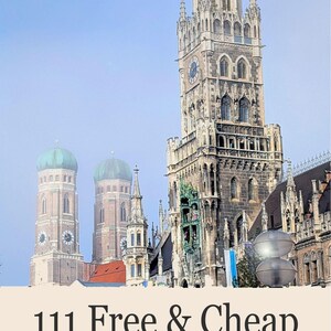 Könnte beinhalten: Ein Foto des Neuen Rathauses in München, Deutschland, mit seinem hohen Turm und seiner verzierten Architektur. Das Bild zeigt auch die Frauenkirche mit ihren markanten grünen Kuppeln. Der Text auf dem Bild lautet "111 Free & Cheap Things to Do in Munich."
