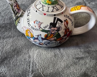 Cardew Design Alice in Wonderland Mad Hatter Tea Party Teapot Vintage Collectible