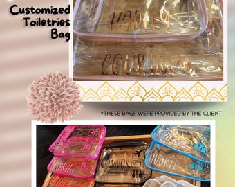 Puede incluir: Bolsas de tocador de plástico transparente con nombres personalizados en letras doradas. Las bolsas están apiladas una encima de la otra y tienen una cremallera rosa. Las bolsas están etiquetadas como "Hadley" y "Courtney".