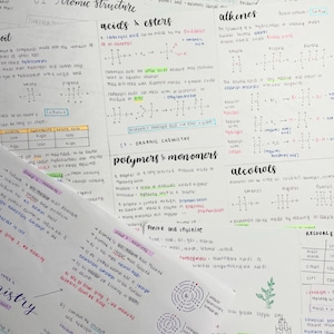 Puede incluir: Apuntes de química manuscritos con diagramas, fórmulas y anotaciones en tinta azul y negra, con resaltes rosas y verdes. Los temas incluyen estructura atómica, ácidos y ésteres, y polímeros.
