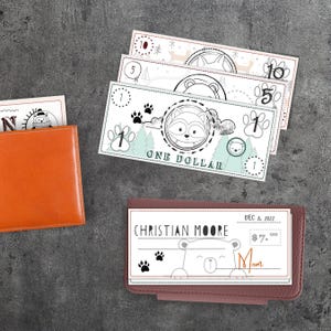 Può includere: Un set di banconote di gioco stampabili con animali del bosco. Le banconote sono progettate per essere colorate. Le banconote includono un procione, una volpe e un orso. Le banconote sono etichettate con gli importi 1, 5 e 10. C'è anche un assegno in bianco con il testo "CHRISTIAN MOORE" e "DEC 8, 2022" stampato su di esso.