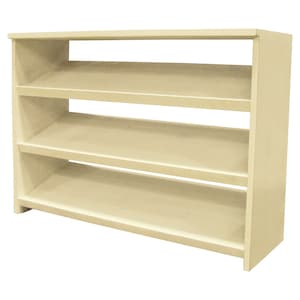 Op de afbeelding: Een witte houten schoenenrek met drie planken. De planken zijn schuin om schoenen te houden.