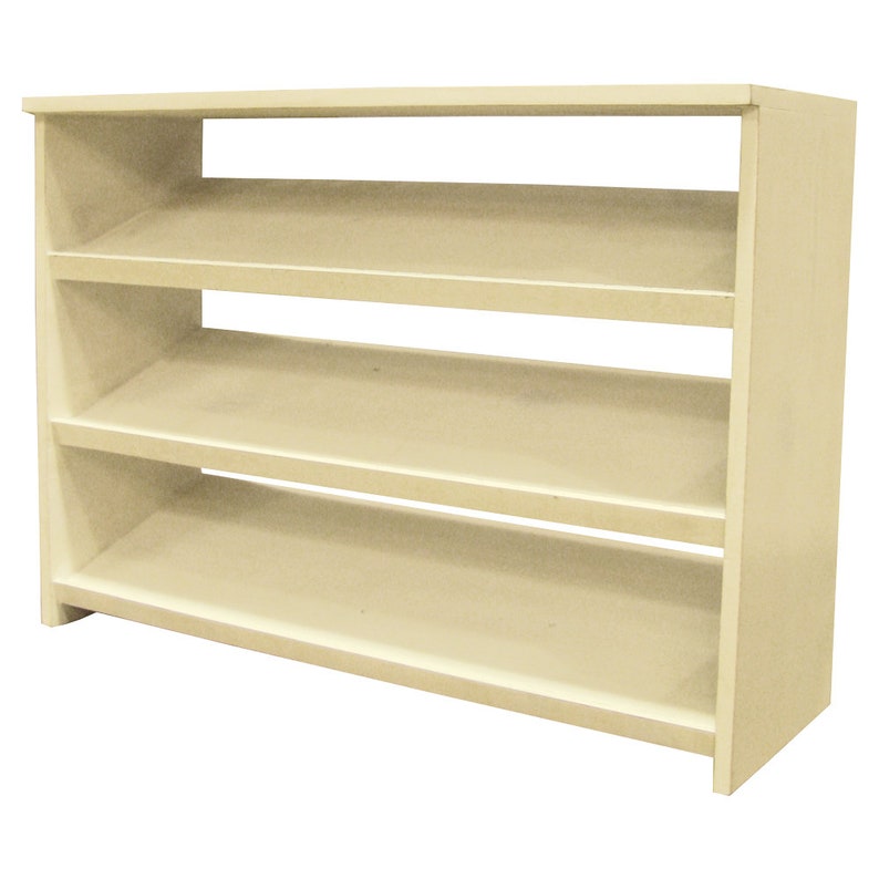 Op de afbeelding: Een witte houten schoenenrek met drie planken. De planken zijn schuin om schoenen te houden.